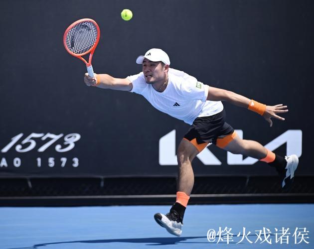 吴易昺澳网正赛首胜！四盘激战成功晋级